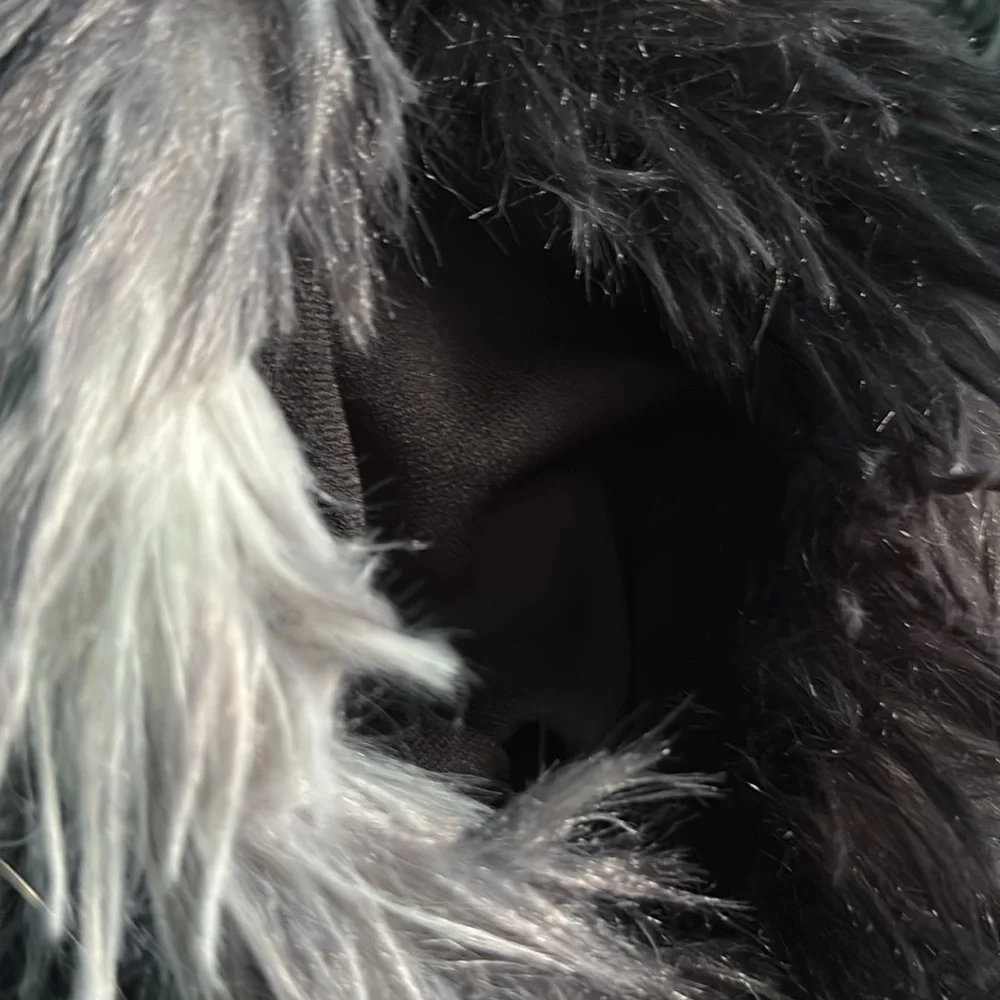 Fuzzy jacket 🖤🤍 - Picture 7 of 8